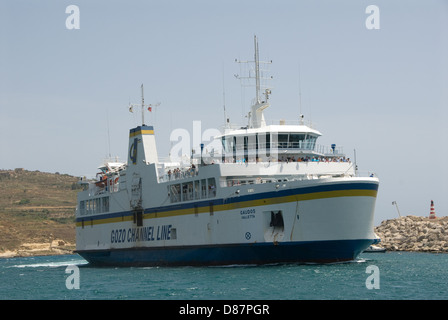 Un Canale di Gozo ferry arriva al Porto Mgarr sull'isola Maltese di Gozo Foto Stock