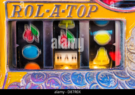 Slot machine / macchina di frutta in un divertimento arcade, REGNO UNITO Foto Stock