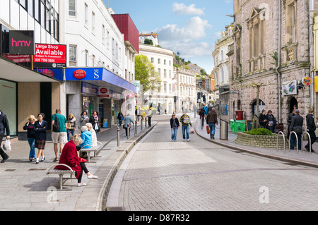 High Street shoppers shopping su una giornata d'estate nella cittadina balneare di Torquay town center high street, Torbay, Devon, Regno Unito Foto Stock