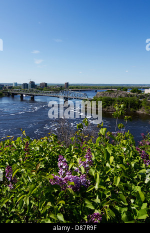 Vista dalla collina del Parlamento a Ottawa, Ontario, Canada con il fiume Ottawa e ponte di Alexandra Foto Stock