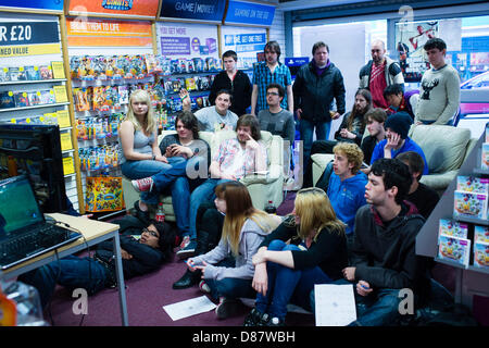 Aberystwyth, Wales, Regno Unito. Il 21 maggio 2013. Un gruppo di appassionati giocatori di giochi a Aberystwyth ramo del gioco (high street video e computer games rivenditore) guardando il live streaming dell'annuncio del nuovo Microsoft games console XBox1. La nuova console dispone di 8 GB di RAM e 5 miliardi di transistor e ha corpo pieno tracking, compreso il polso e spalle. Photo credit: Keith Morris/Alamy Live News Foto Stock