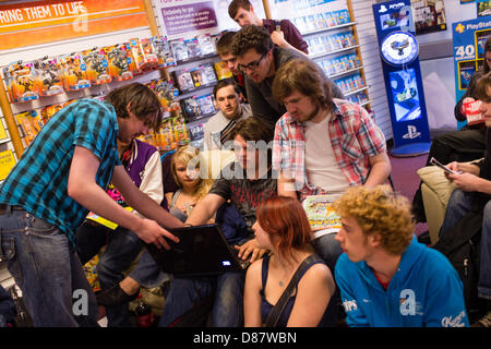 Aberystwyth, Wales, Regno Unito. Il 21 maggio 2013. Un gruppo di appassionati giocatori di giochi a Aberystwyth ramo del gioco (high street video e computer games rivenditore) guardando il live streaming dell'annuncio del nuovo Microsoft games console XBox1. La nuova console dispone di 8 GB di RAM e 5 miliardi di transistor e ha corpo pieno tracking, compreso il polso e spalle. Photo credit: Keith Morris/Alamy Live News Foto Stock