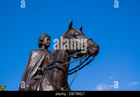 Elizabeth II Ottawa, Statua di Pietra della regina Elisabetta in Hill Park, Ottawa Foto Stock