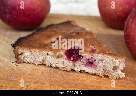 Strawberry apple pie basati su sfondo di legno Foto Stock