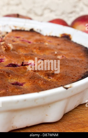 Strawberry apple pie basati su sfondo di legno Foto Stock