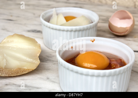 Uovo in ramekin con salsa di pomodoro e il chorizo non cotte Foto Stock