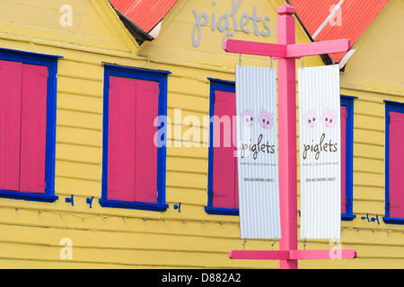 Serrande di rosa nella storica Redcliffe Quay District,San John's,l'isola di Antigua,Antigua & Barbuda,dei Caraibi Foto Stock