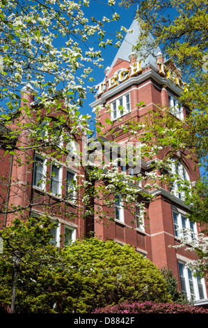 L'iconico edificio del Georgia Tech College of Sciences and Engineering tra i fiorenti boschi di Dogwoods ad Atlanta, Georgia, (USA) Foto Stock