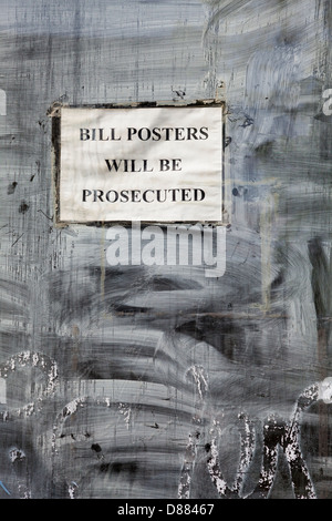 Bianca con vetrina con 'Bill manifesti saranno perseguiti a norma di legge' segno, London, Regno Unito Foto Stock