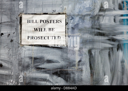 Bianca con vetrina con 'Bill manifesti saranno perseguiti a norma di legge' segno, London, Regno Unito Foto Stock