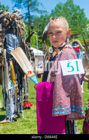Un nativo non identificato ragazza indiana prende parte al Mariposa ventesimo annuale di Pow Wow in California Foto Stock