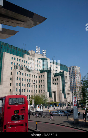 Vista del MI6 che mostra la costruzione di autobus a Vauxhall alla stazione degli autobus, Vauxhall, London, England, Regno Unito Foto Stock
