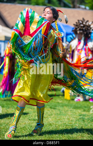 Un nativo non identificato donna Indiana che prende parte al Mariposa ventesimo annuale di Pow Wow in California Foto Stock