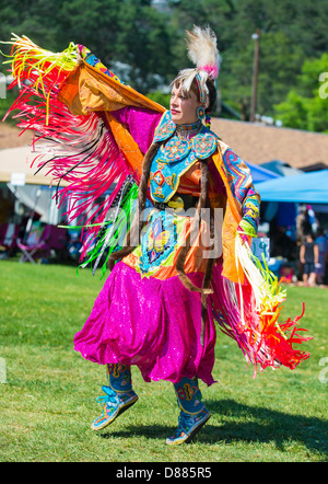Un nativo non identificato donna Indiana che prende parte al Mariposa ventesimo annuale di Pow Wow in California Foto Stock