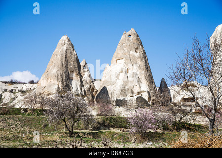 Fairy case camino vicino a Goreme in Cappadocia, Anatolia centrale, Turchia Foto Stock