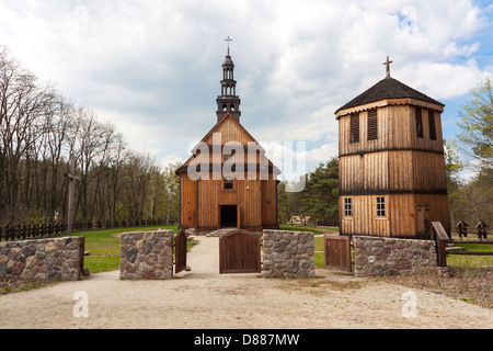 Del XVIII secolo la chiesa di legno con un campanile dal villaggio Drążdżewo nel Museo della Campagna Mazovian in Sierpc, Polonia Foto Stock