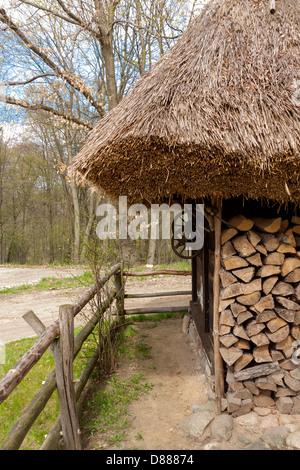 Tritate impilati di legno da costruzione nel Museo della Campagna Mazovian in Sierpc, Polonia Foto Stock