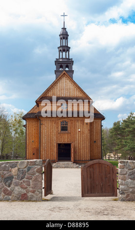 Del XVIII secolo la chiesa di legno con un campanile dal villaggio Drążdżewo nel Museo della Campagna Mazovian in Sierpc, Polonia Foto Stock