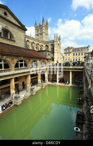 Le terme romane in bagno, Somerset, Inghilterra, con le guglie di Abbazia di Bath al di là. Foto Stock