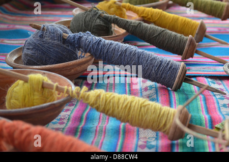 Naturalmente tinti lana di Alpaca essendo utilizzato per tessiture tradizionali in un workshop nei pressi di Huancayo nelle Ande peruviane Foto Stock