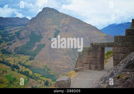 Gateway di pietra a Pisaq sito archeologico nella Valle Sacra, vicino a Cuzco, Perù Foto Stock