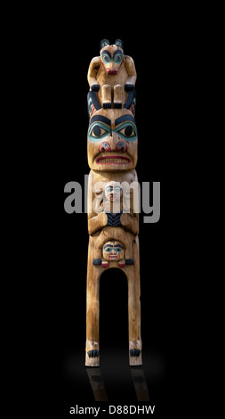 Un totem scolpito clan house ingresso knockout su nero. Foto Stock