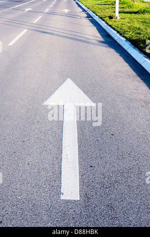 Freccia avanti segno sulla strada Foto Stock