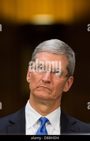 Tim Cook, amministratore delegato di Apple Inc. testimonia davanti al Senato Sottocommissione Permanente sulle indagini sulla sua società pratiche fiscali Foto Stock