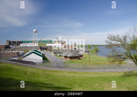 Il Kentucky, Eddyville. Il lago di Barkley Visualizza storico di Kentucky penitenziario statale (aka castello il Cumberland) circa ottocento. Foto Stock