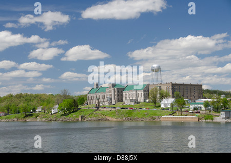 Il Kentucky, Eddyville. Il lago di Barkley Visualizza storico di Kentucky penitenziario statale (aka castello il Cumberland) circa ottocento. Foto Stock