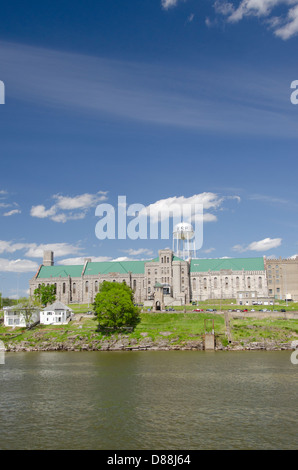 Il Kentucky, Eddyville. Il lago di Barkley Visualizza storico di Kentucky penitenziario statale (aka castello il Cumberland) circa ottocento. Foto Stock