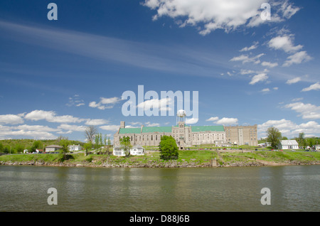 Il Kentucky, Eddyville. Il lago di Barkley Visualizza storico di Kentucky penitenziario statale (aka castello il Cumberland) circa ottocento. Foto Stock