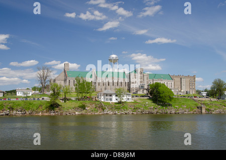 Il Kentucky, Eddyville. Il lago di Barkley Visualizza storico di Kentucky penitenziario statale (aka castello il Cumberland) circa ottocento. Foto Stock