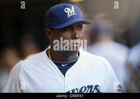 Milwaukee, Wisconsin, Stati Uniti d'America. Il 21 maggio 2013. Milwaukee Brewers Yuniesky Betancourt #3 prima dell inizio del gioco. Produttori di birra sconfitta dei Dodgers 5-2 a Miller Park di Milwaukee, WI. John Fisher/CSM/Alamy Live News Foto Stock