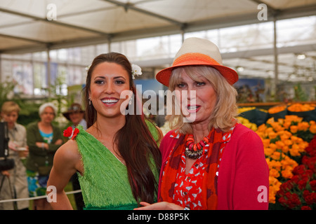 Joanna Lumley pone al RHS Chelsea Flower Show 2013 Foto Stock