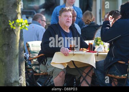 Ilsenburg, Germania. Il 21 maggio 2013. Noi attore John Goodman assiste un barbecue presso l'hotel 'Zu den Rothen Forellen " in Ilsenburg, Germania, 21 maggio 2013. John Goodman e noi film di star George Clooney sono attualmente nella regione di Harz per girare il film "I monumenti di uomini". Foto: Matthias Bein/dpa/Alamy Live News Foto Stock