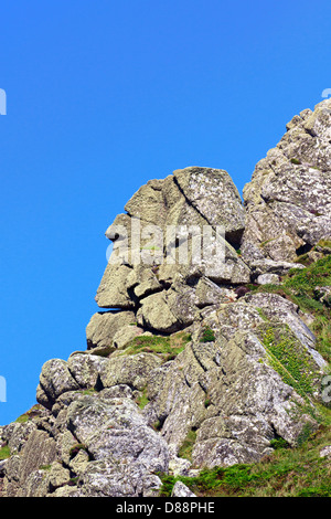 Un promontorio roccioso sulla scogliera Escalls a Sennen Cove in Cornovaglia, la conformazione della roccia costituisce un vecchio mans face Foto Stock