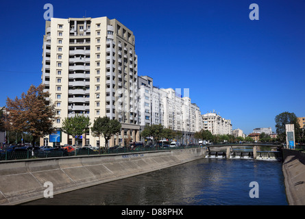 Case sul Dambovita dove Splaiul Independentei, Bucarest, Romania Foto Stock