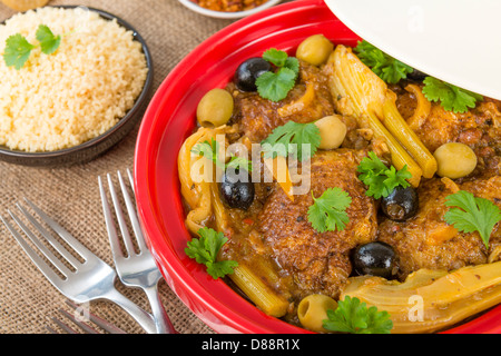 Tagine di pollo - marocchino Tagine di pollo con olive, conserve di limone e finocchio, servita con cuscus. Foto Stock