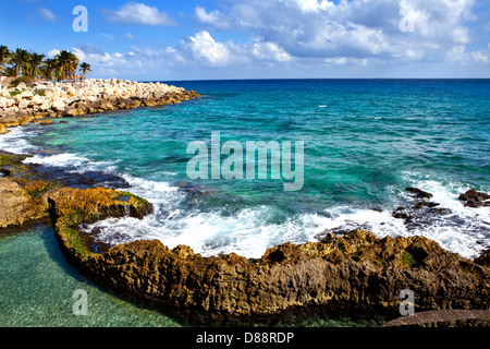 La costa del mare nel Parco di Xcaret vicino a Cozumel, Messico Foto Stock