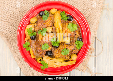 Tagine di pollo - marocchino Tagine di pollo con olive, conserve di limone e finocchio, servita con cuscus. Foto Stock