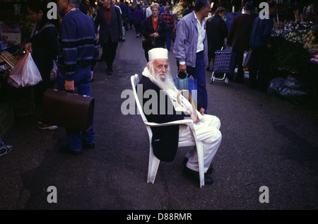 Anziani ebreo marocchino in abbigliamento tradizionale al Karmel mercato ortofrutticolo di Tel Aviv, Israele Foto Stock