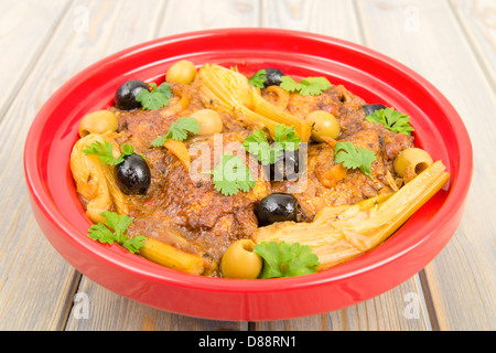 Tagine di pollo - marocchino Tagine di pollo con olive, conserve di limone e finocchio, servita con cuscus. Foto Stock