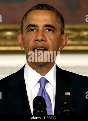 Washington DC, Stati Uniti d'America. Il 21 maggio 2013. Il Presidente degli Stati Uniti Barack Obama parla del tornado che hanno avuto un impatto Oklahoma ieri nello Stato in sala da pranzo della Casa Bianca 21 Maggio 2013 a Washington, DC. La città di Moore, Oklahoma ha riportato un tornado di essere almeno EF4 forza e due chilometri di larghezza che toccato lunedì uccidendo almeno 24 persone e di livellamento in tutto il suo percorso. Stati Uniti Il presidente Barack Obama ha promesso un aiuto federale per integrare la statale e locale gli sforzi di recupero. Credito: dpa picture alliance / Alamy Live News Foto Stock