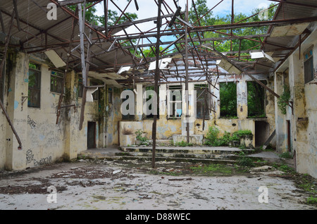 Un abbandonato la sala di meditazione del Maharishi Mahesh Yogi Ashram (Beatles Ashram), Rishikesh, India - Agosto 2012 Foto Stock