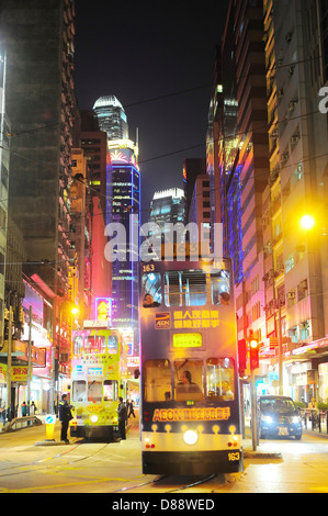 I tram sulla strada di Hong Kong. Foto Stock