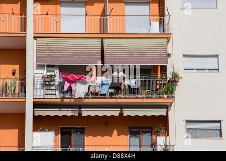 La donna si blocca servizio lavanderia Foto Stock