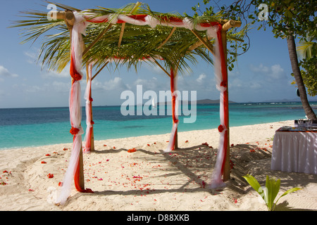 Una perfetta spiaggia caraibica Location Matrimonio con Pink Lady, turchese Oceano Caraibico e vista di Mayreau. Foto Stock