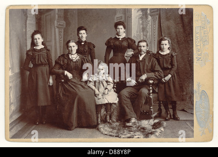 Originale molto chiaro, ritratto vittoriano di fotografia di armadietto di una famiglia vittoriana attraente, famiglia grande di parecchie generazioni, Newtown, Galles del Nord, Regno Unito circa 1894 Foto Stock