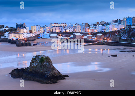 Neve invernale al Porto di Tenby Tenby Pembrokeshire nel Galles al crepuscolo Foto Stock